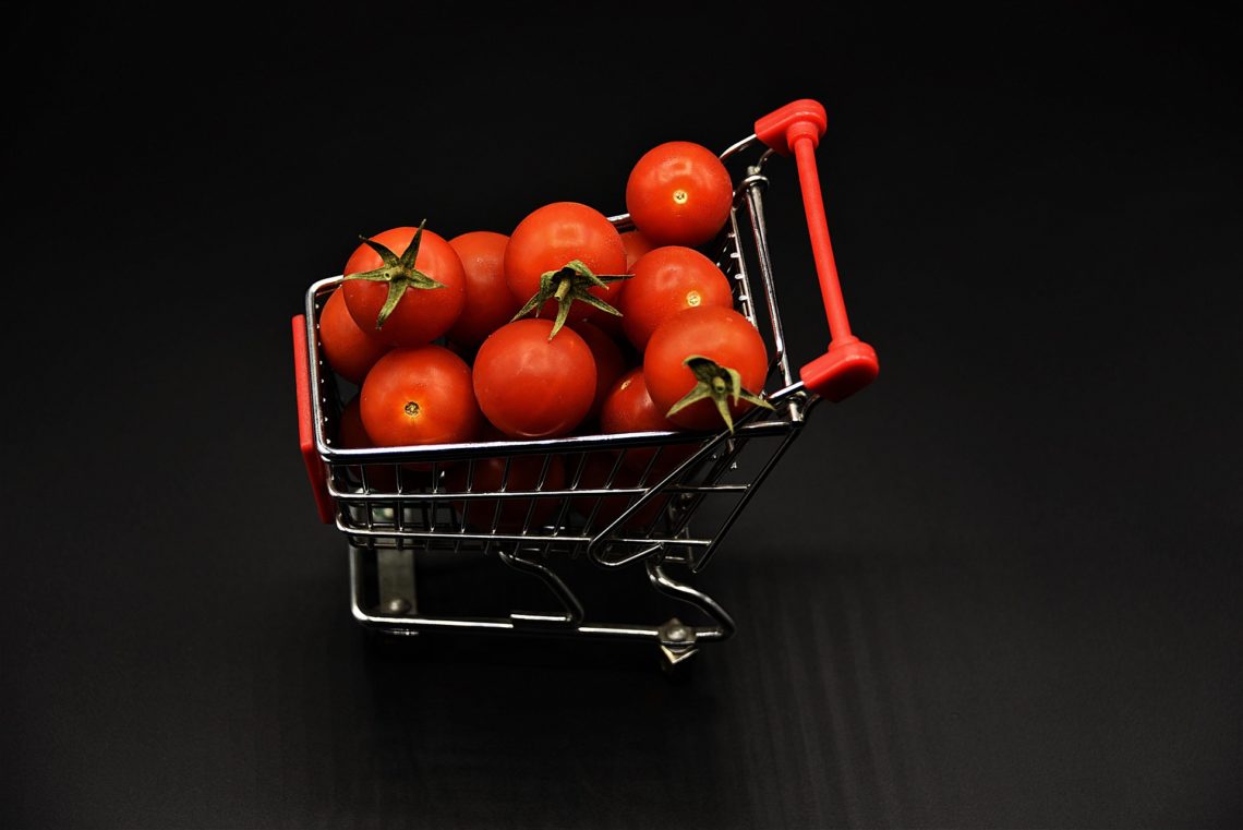Tomaten im Einkaufswagen