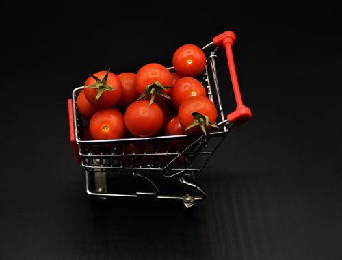 Tomaten im Einkaufswagen